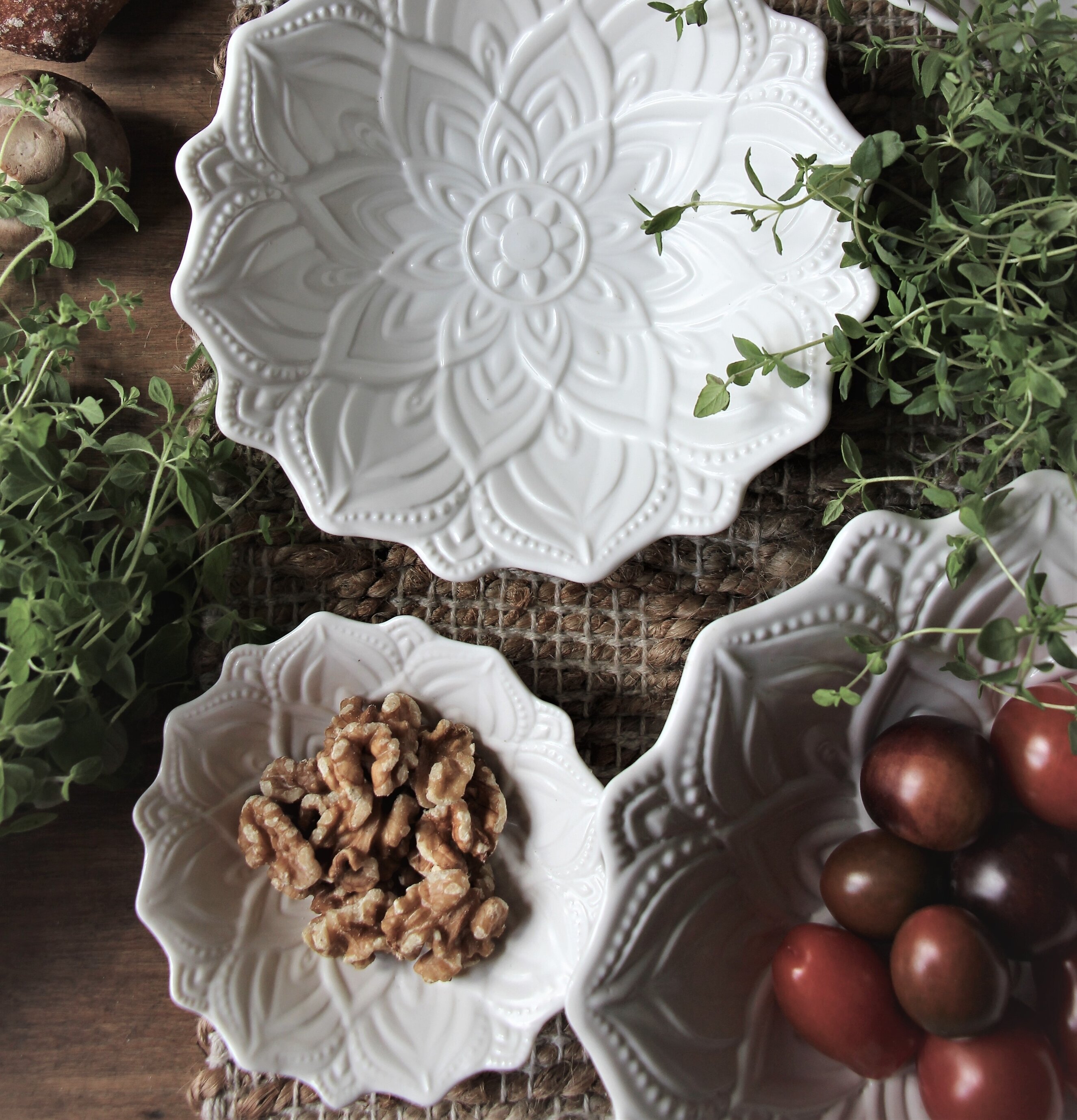 Skål Mandala Small från Majas Cottage på rustikt träbord