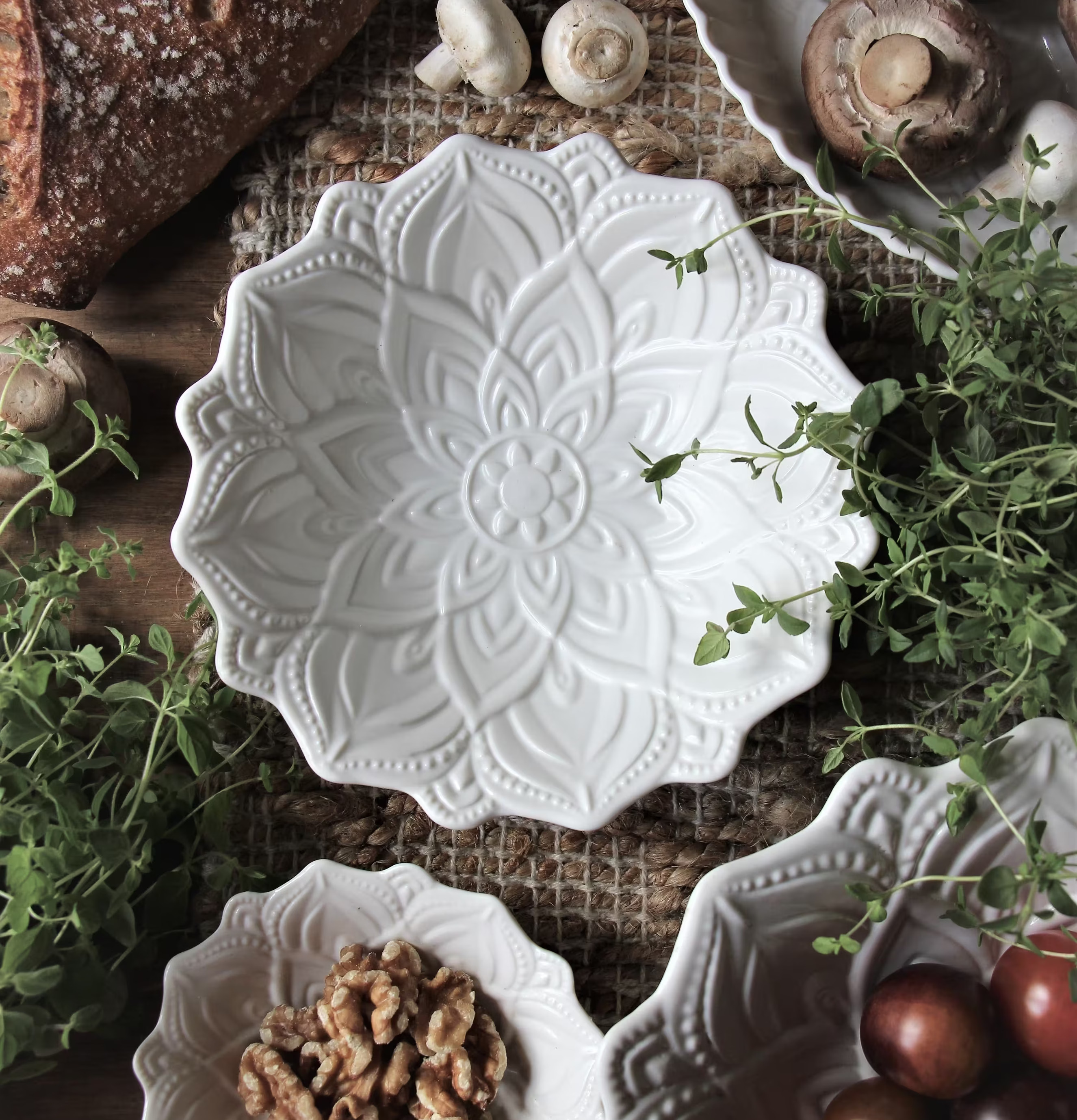 Skål Mandala Medium från Majas Cottage med naturens läckerheter