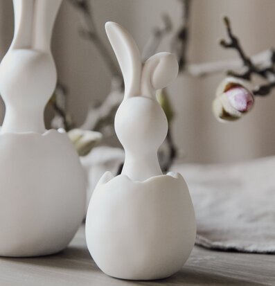 Bunny I Ägg Liten från Majas Cottage på träbord med blommor
