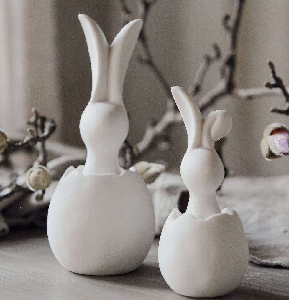 Bunny I Ägg Stor från Majas Cottage på träyta med vårtema