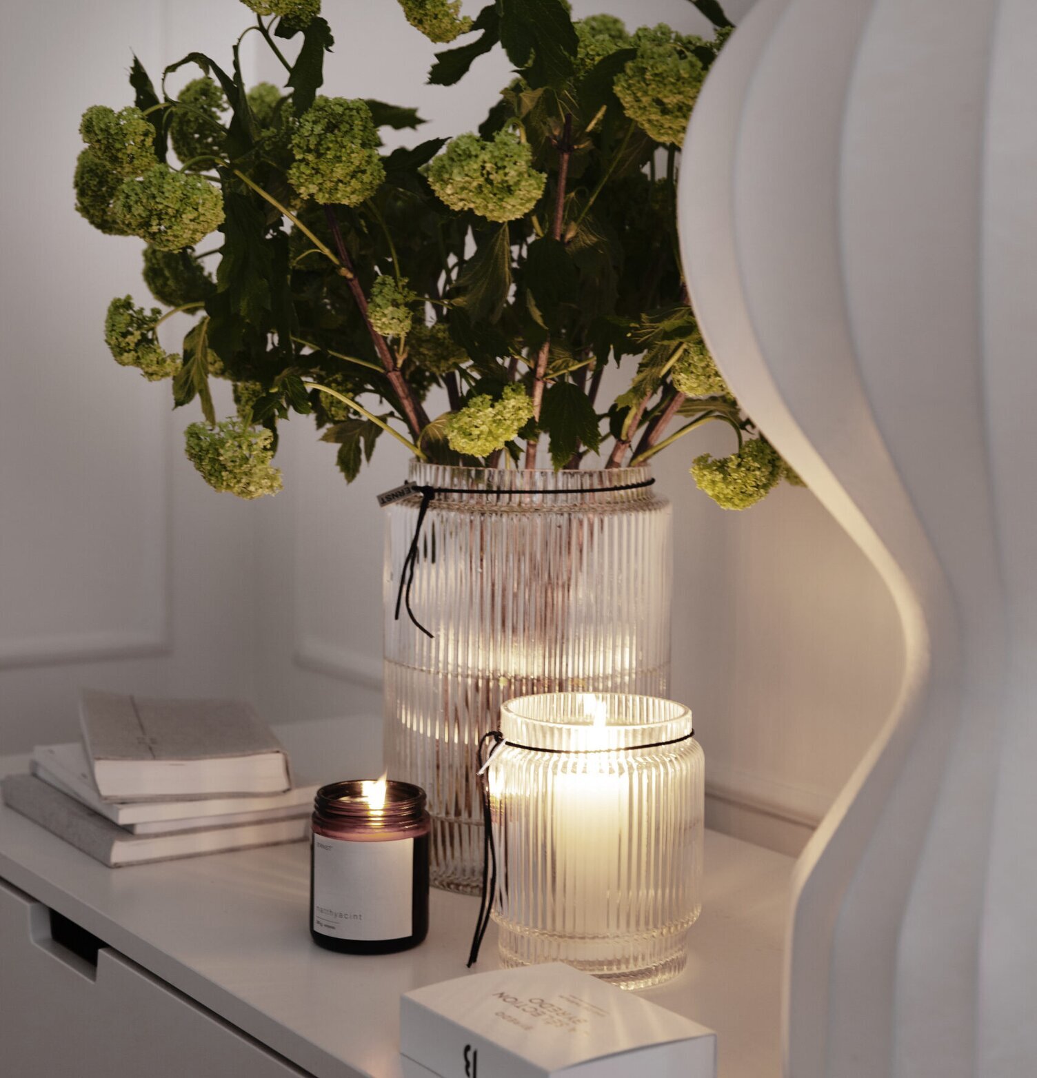 Glasvas Randig Struktur H20 cm från Ernst med gröna blommor