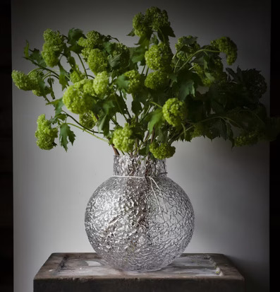 Glasvas Mönstrad Struktur Ø29 cm från Ernst fylld med blommor