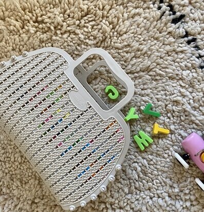Aykasa Mini Bag - Melon från Aykasa på en krämfärgad matta