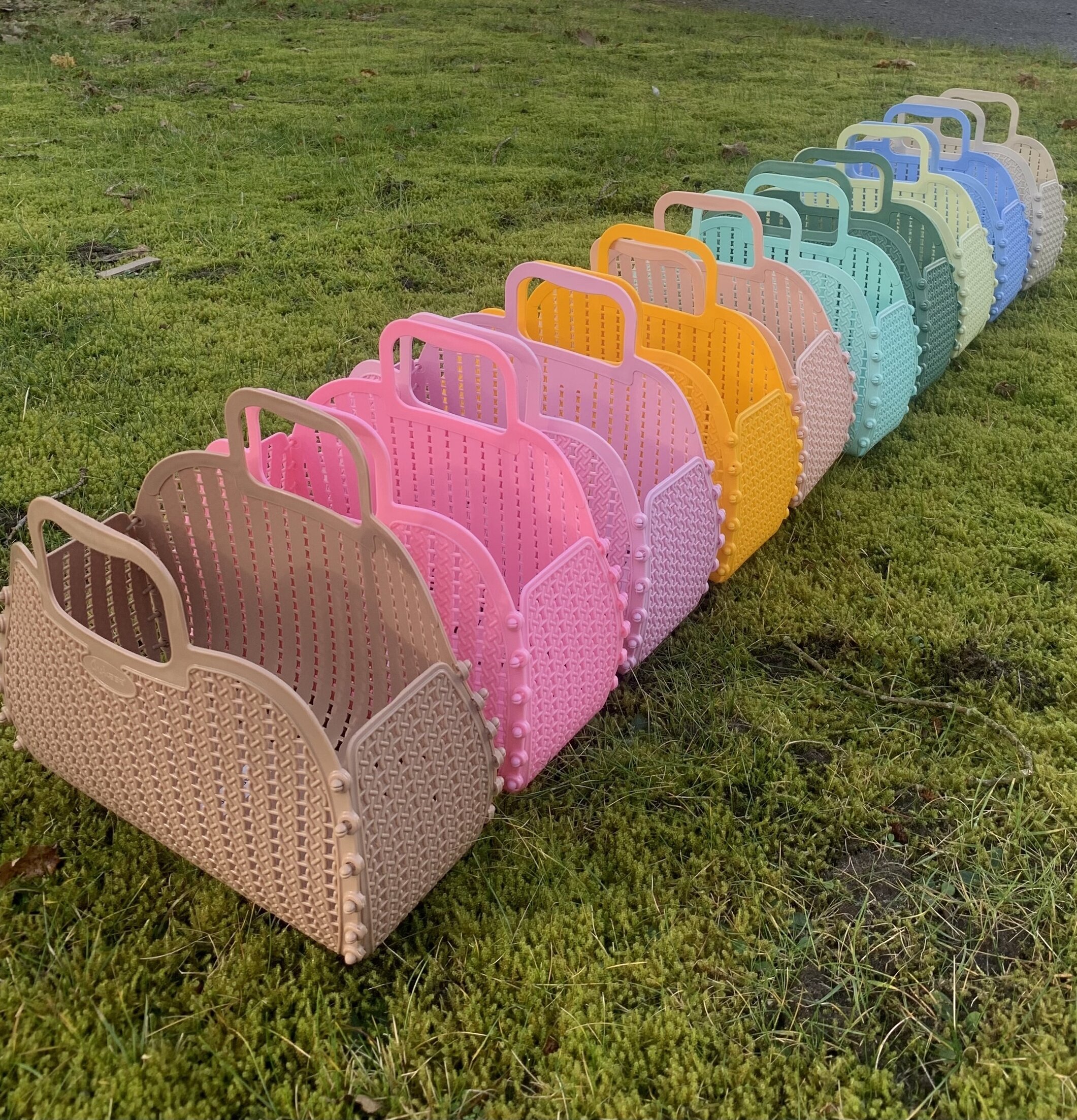 Aykasa Mini Bag - Melon från Aykasa på en grön gräsmatta
