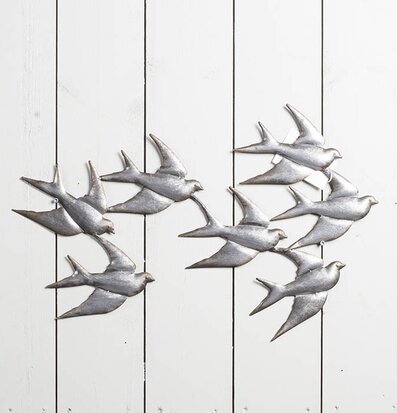 Fåglar Vägg Metall från Multi Agentur på vit träpanelvägg