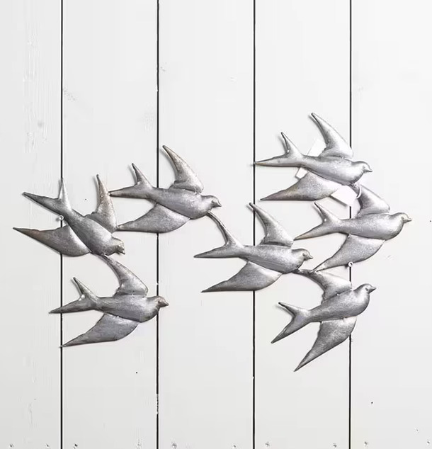 Fåglar Vägg Metall från Multi Agentur på vit träpanelvägg