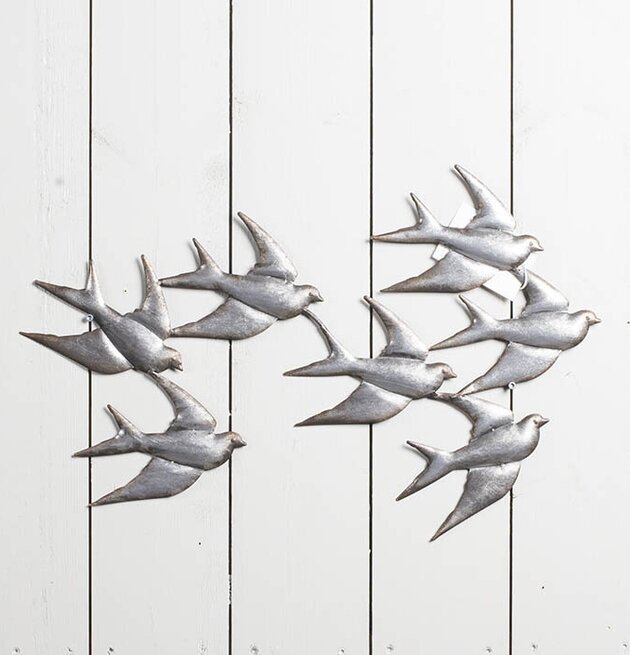 Fåglar Vägg Metall från Multi Agentur på vit träpanelvägg