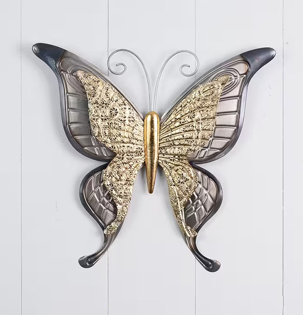 Fjäril Guld/Zink/Svart från Multi Agentur på vit träpanel