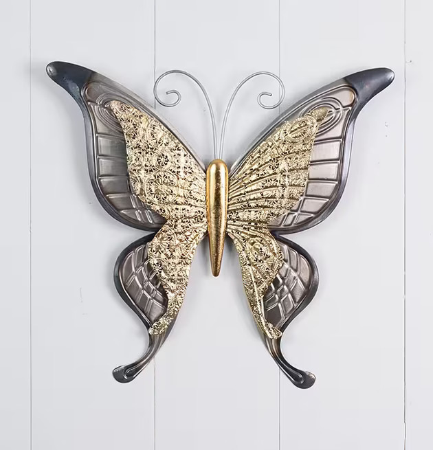 Fjäril Guld/Zink/Svart från Multi Agentur på vit träpanel