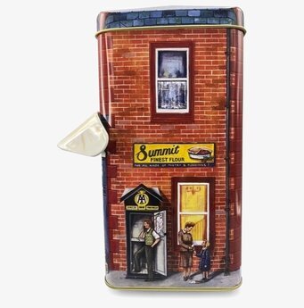 Bild av plåtburk med nostalgiskt husmotiv