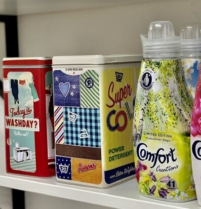 Bild av stilren inredning med retro tvättprodukter