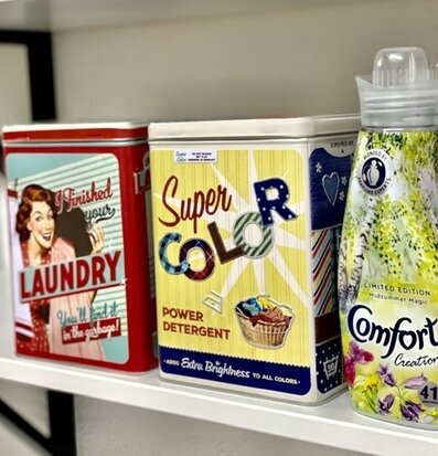 Bild av stilfulla förvaringslösningar för tvättstuga