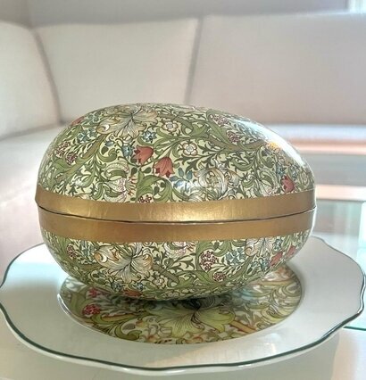 Påskägg William Morris från Bromma Kortförlag på porslinsfat