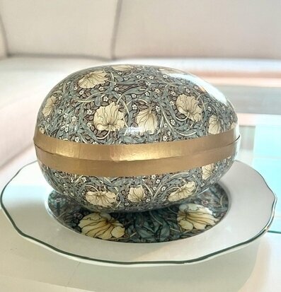 Påskägg William Morris från Bromma Kortförlag med fat