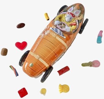 Bild av en färgglad plåtburk formad som racerbil