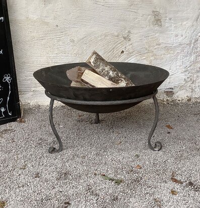 Eldfat Elda Metall från A Lot Decoration i rustik miljö