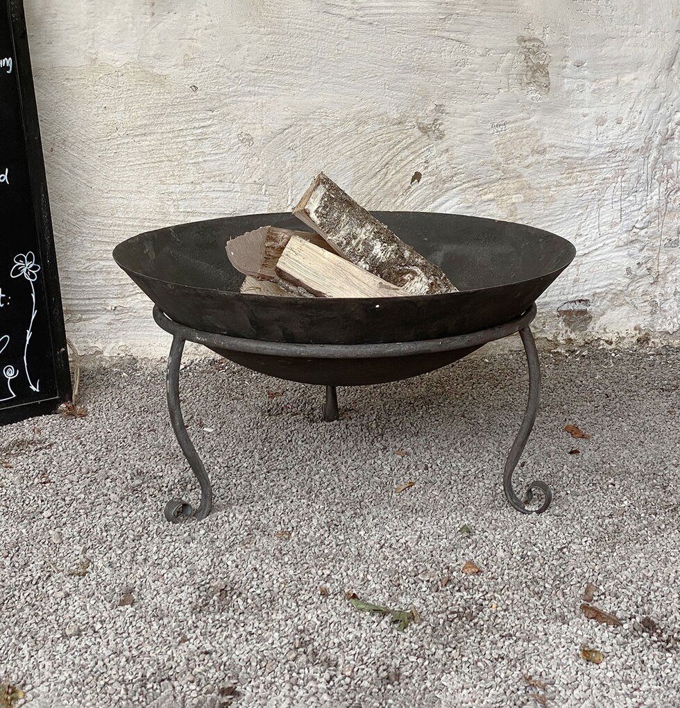 Eldfat Elda Metall från A Lot Decoration i rustik miljö