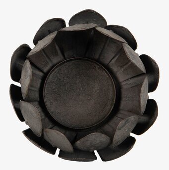 Bild av dekorativ metalllykta med unik blomdesign