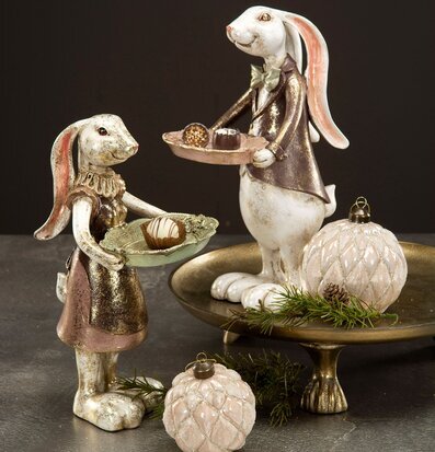 Kaninpojke Med Fat från A Lot Decoration, rustik dekoration