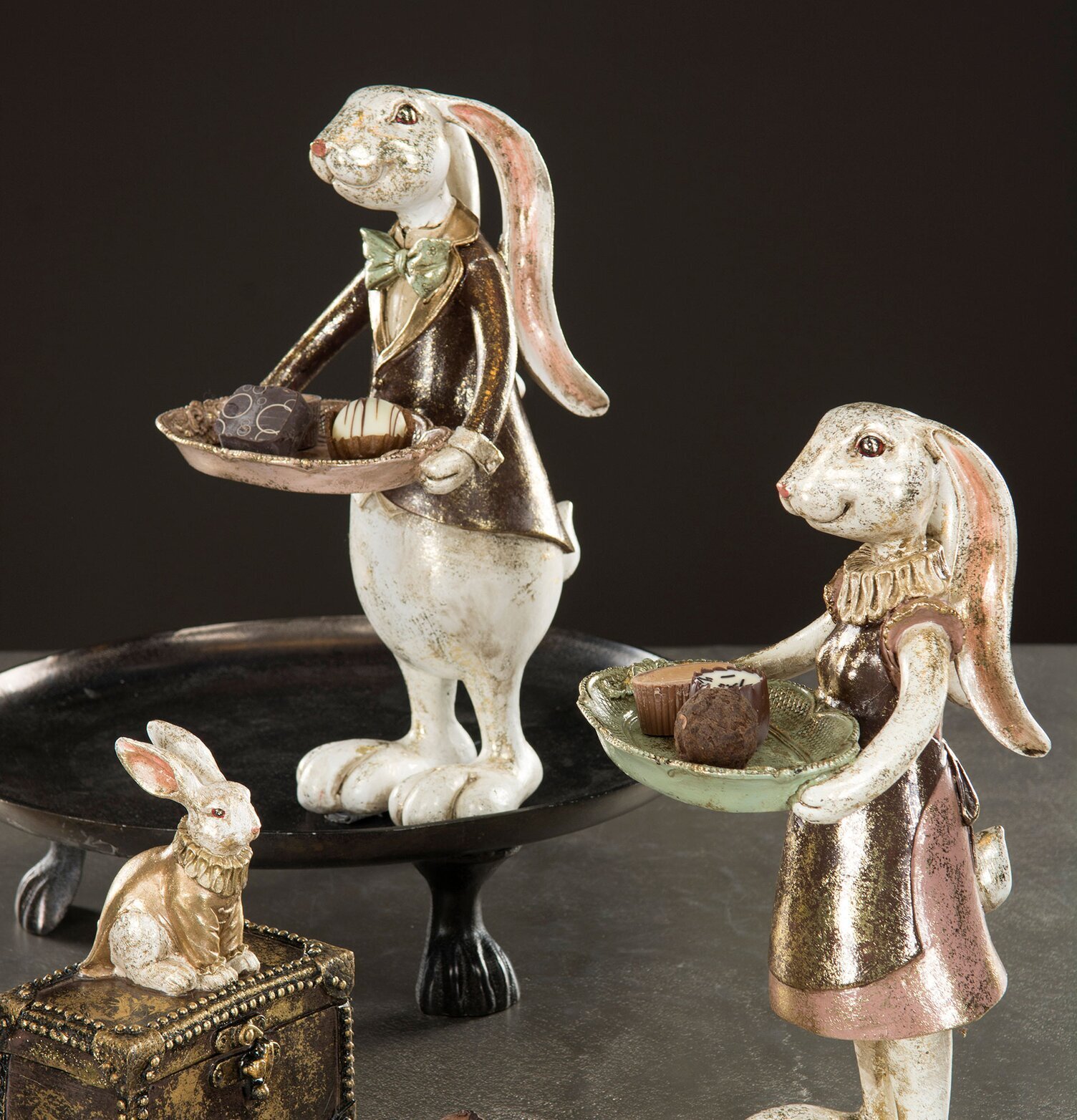 Kaninpojke Med Fat från A Lot Decoration, elegant figur