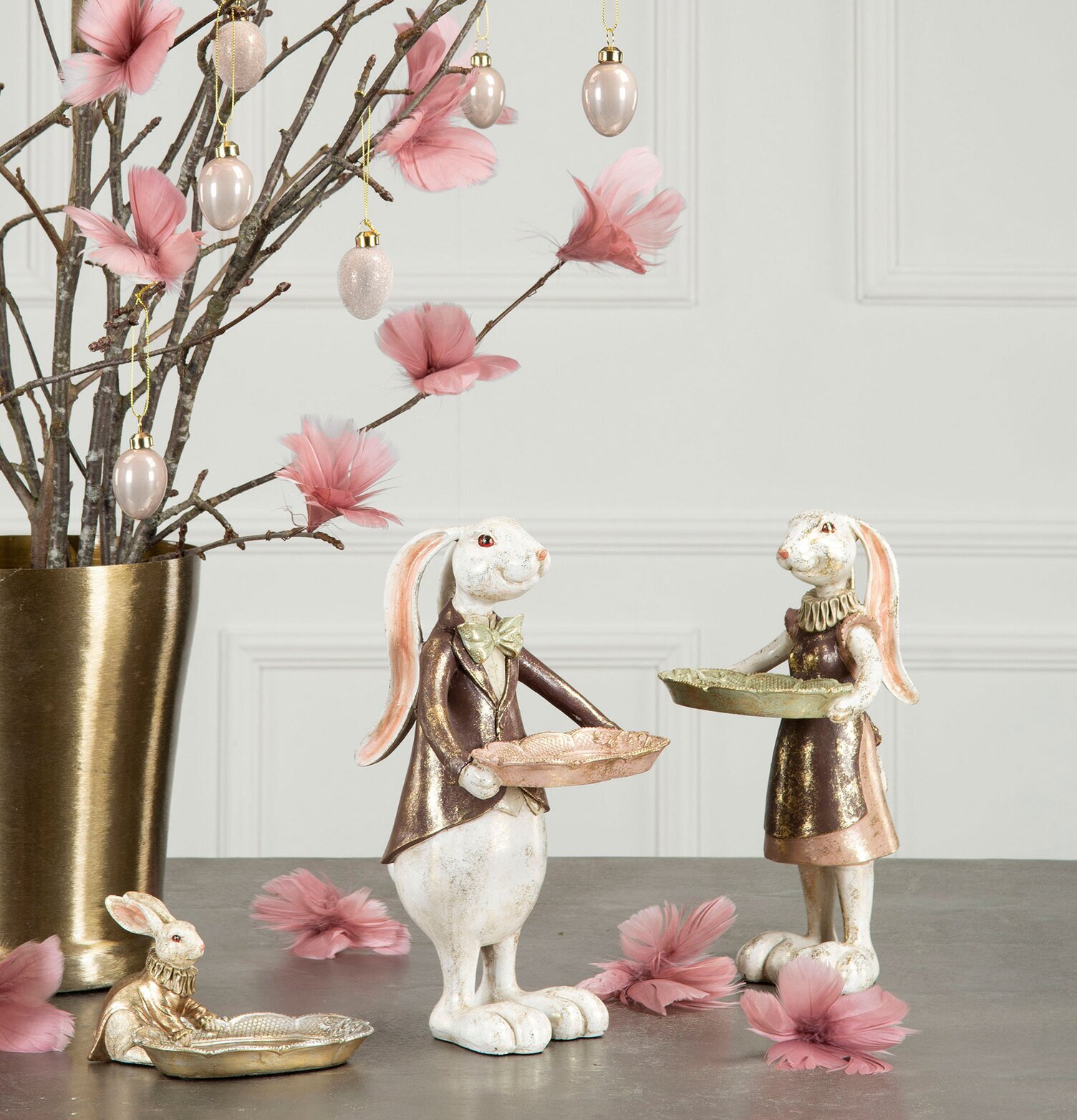 Kanintjej Med Fat från A Lot Decoration med rosa fjädrar