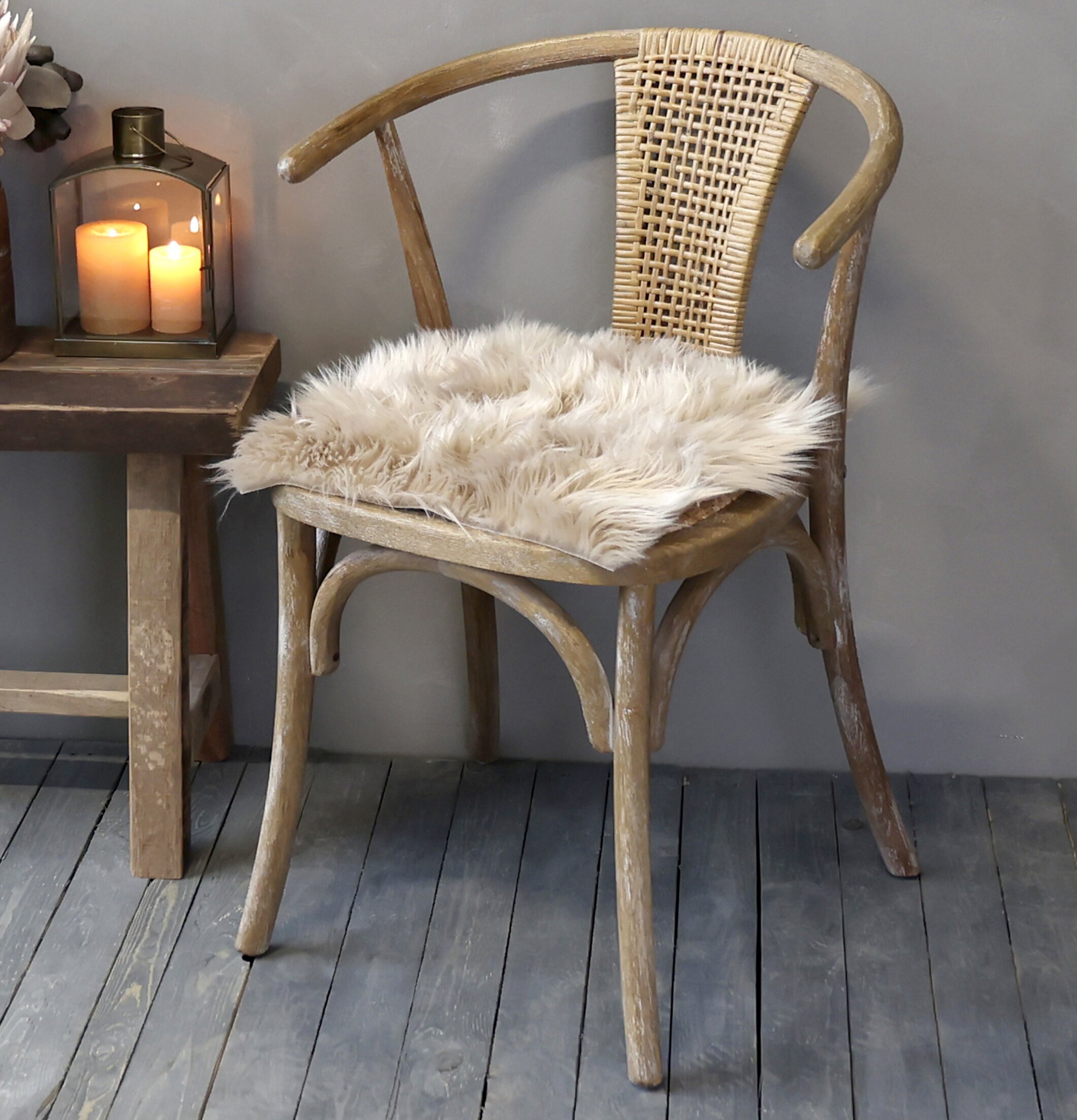 Konstgjord Sittdyna Antique Latte från Chic Antique på stol