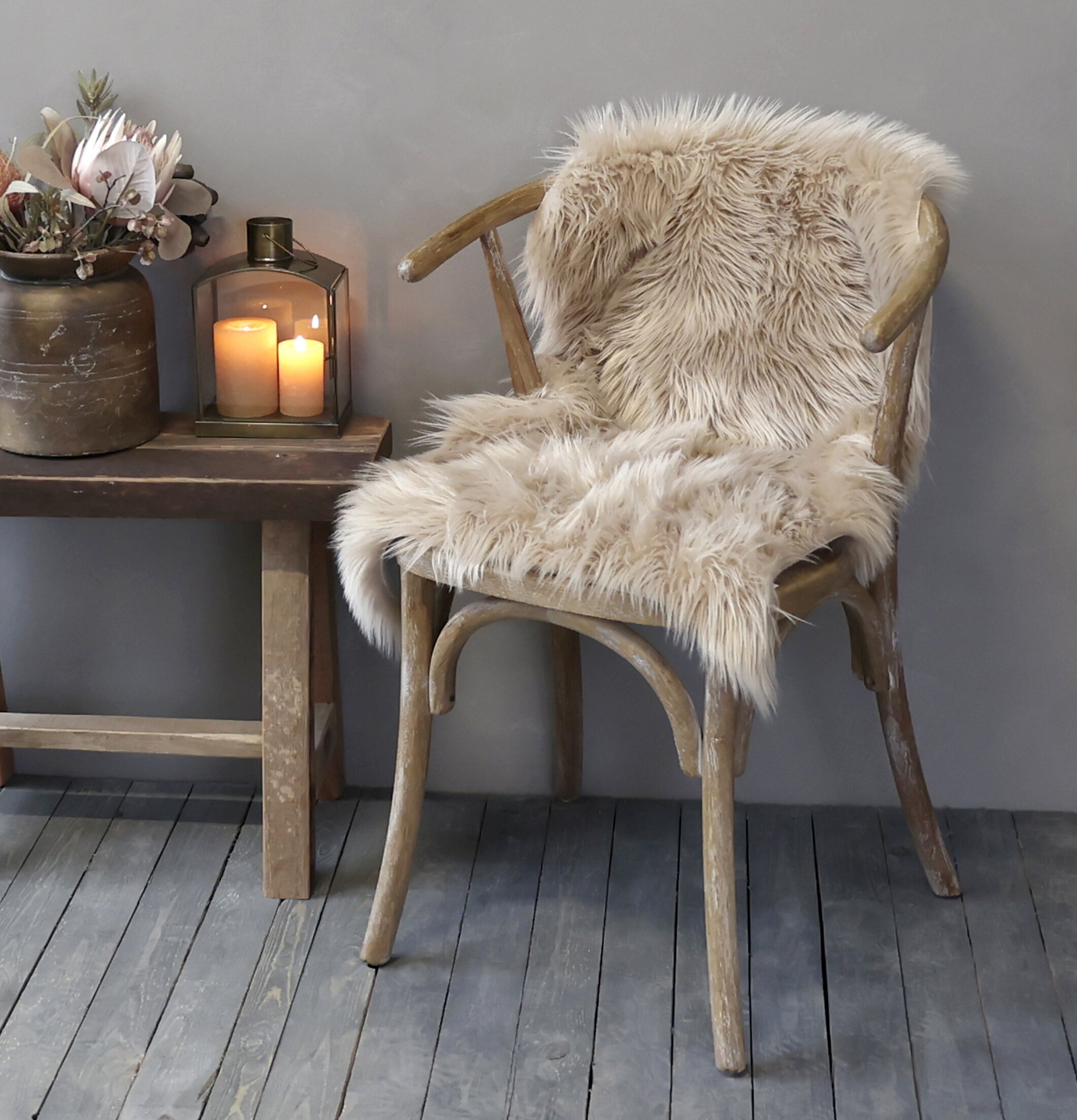 Konstgjord Lammfäll Antique Latte från Chic Antique på stol