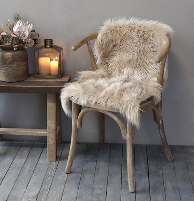Konstgjord Lammfäll Antique Latte från Chic Antique på stol