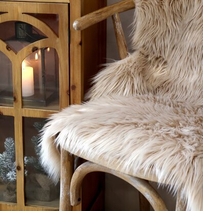 Konstgjord Lammfäll Antique Latte från Chic Antique på stol