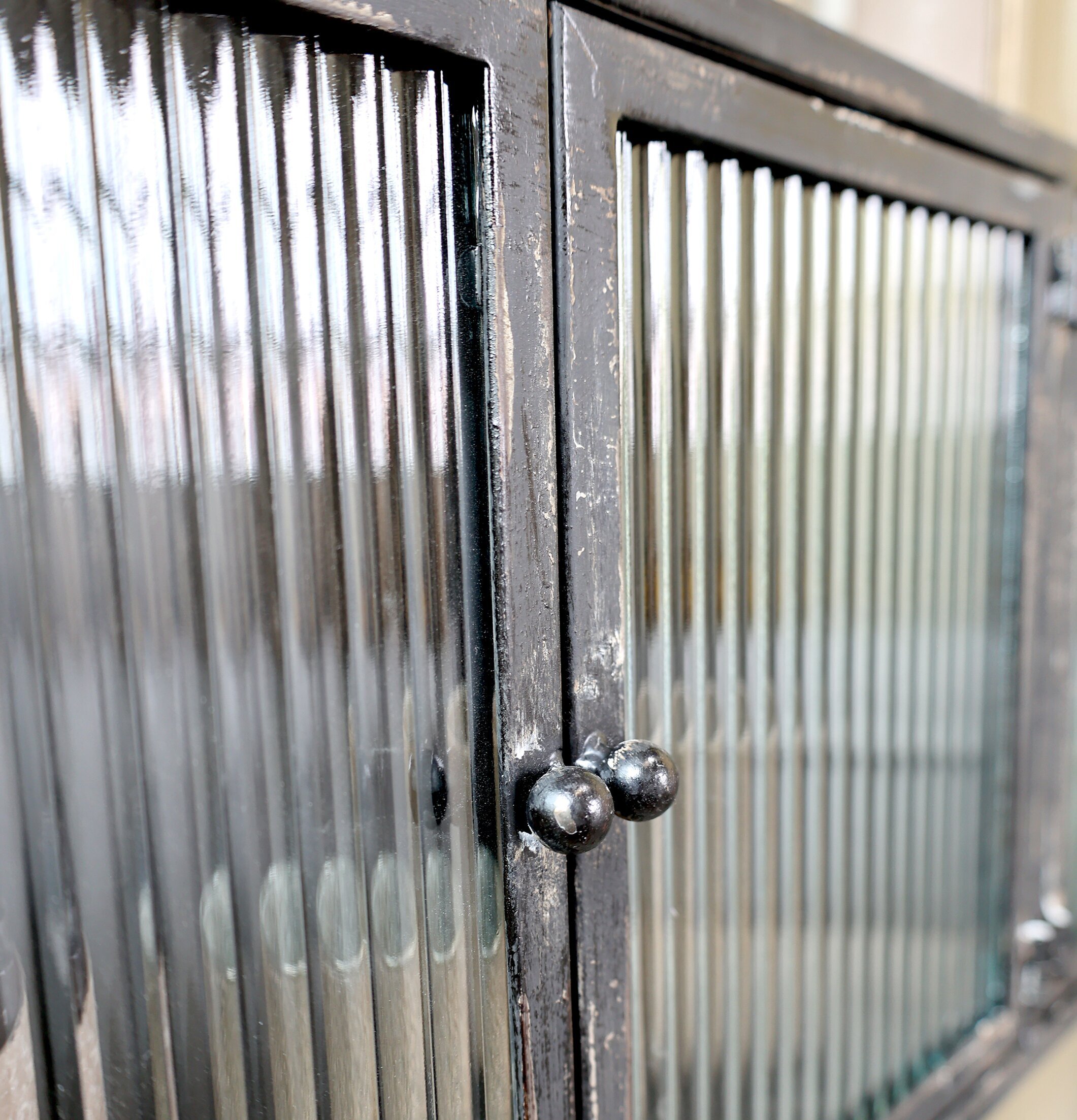 Väggskåp Med Räfflade Glasdörrar Antiksvart från Chic Antique