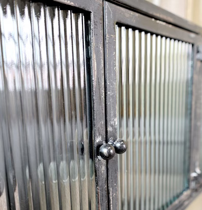 Väggskåp Med Räfflade Glasdörrar Antiksvart från Chic Antique