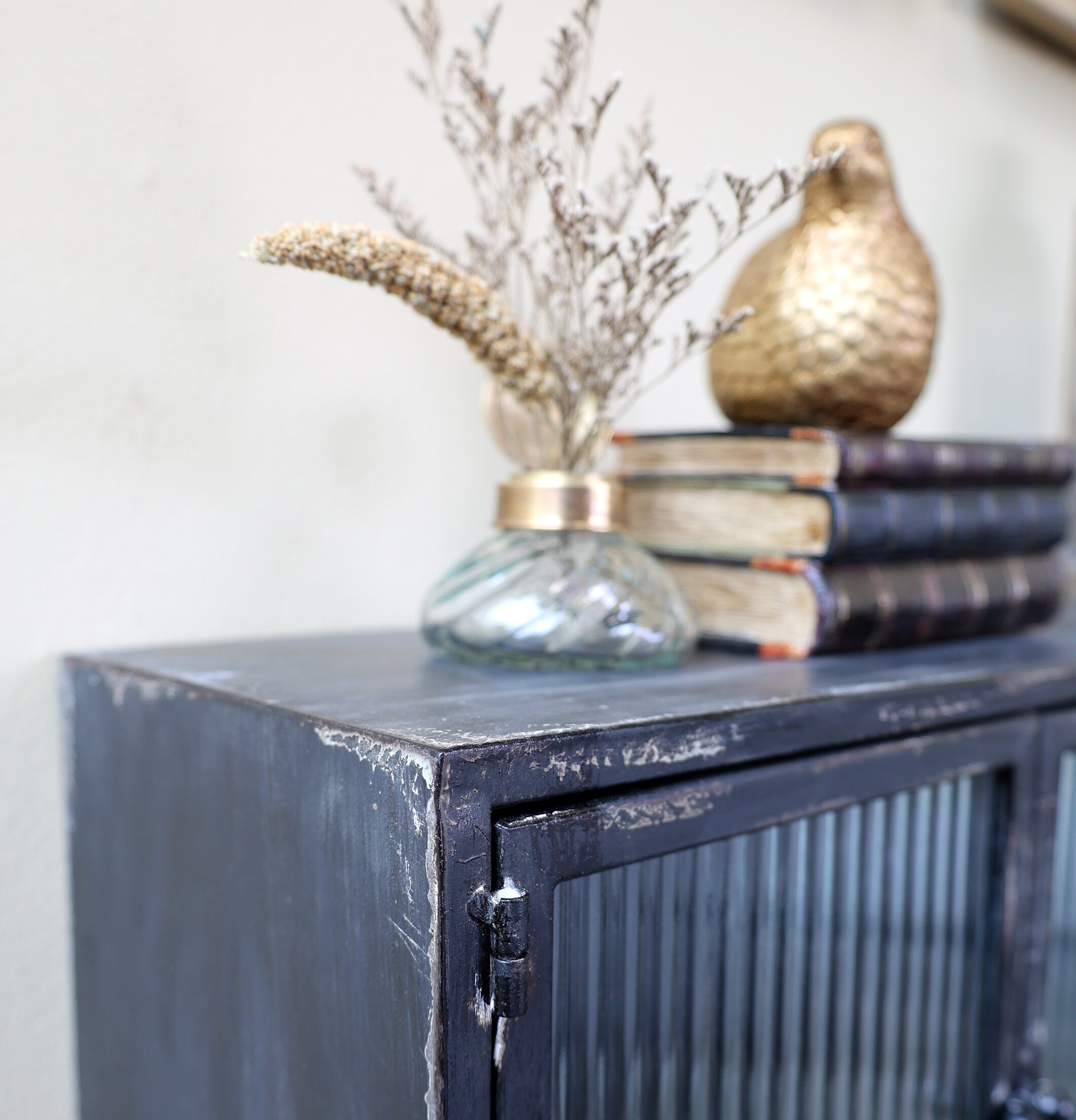 Väggskåp Med Räfflade Glasdörrar Antiksvart från Chic Antique