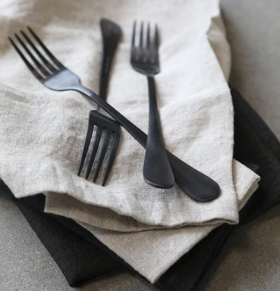 Bestick Antiksvart Set/4 från Chic Antique på linneservetter