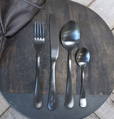 Bestick Antiksvart Set/4 från Chic Antique på träplatta