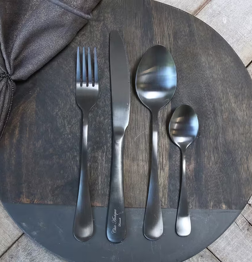 Bestick Antiksvart Set/4 från Chic Antique på träplatta