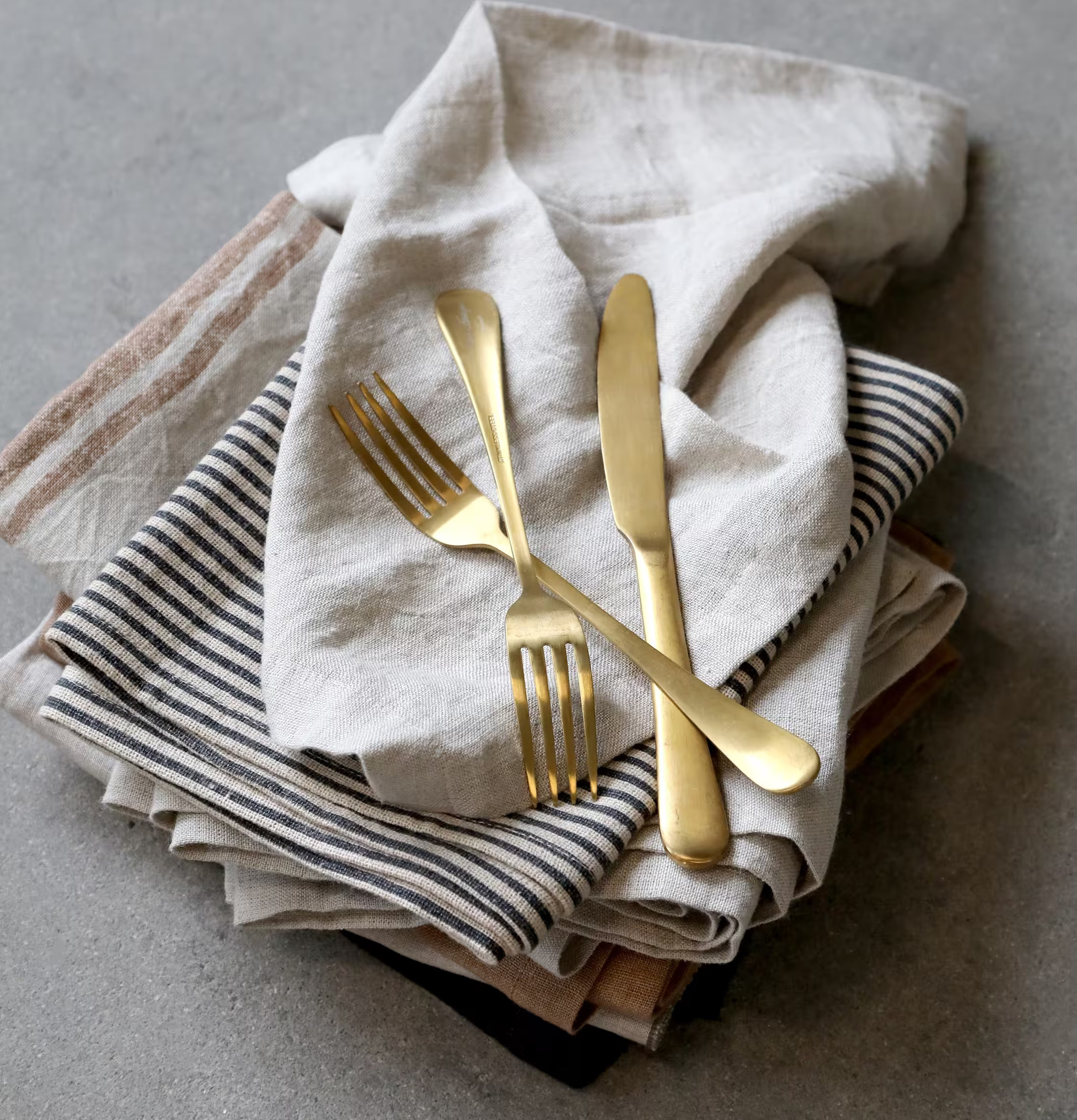 Bestick Guld Set/4 från Chic Antique på tygservetter