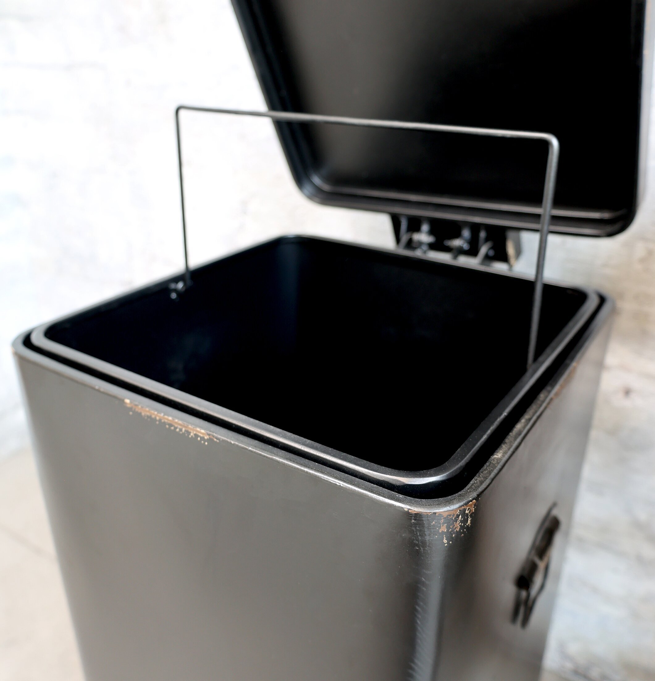 Pedalhink XL Antiksvart från Chic Antique i ljus miljö