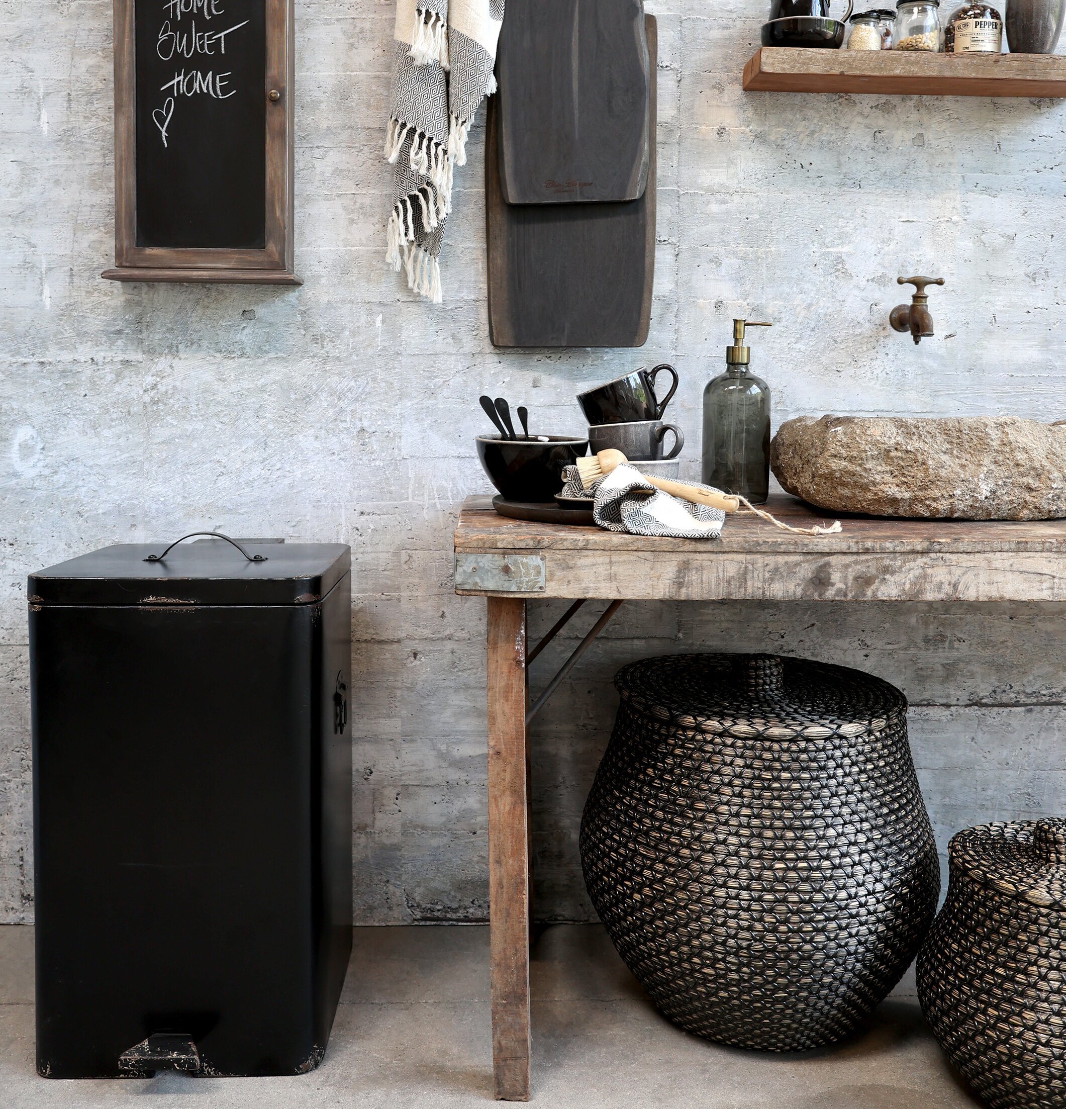 Pedalhink XL Antiksvart från Chic Antique i rustik miljö