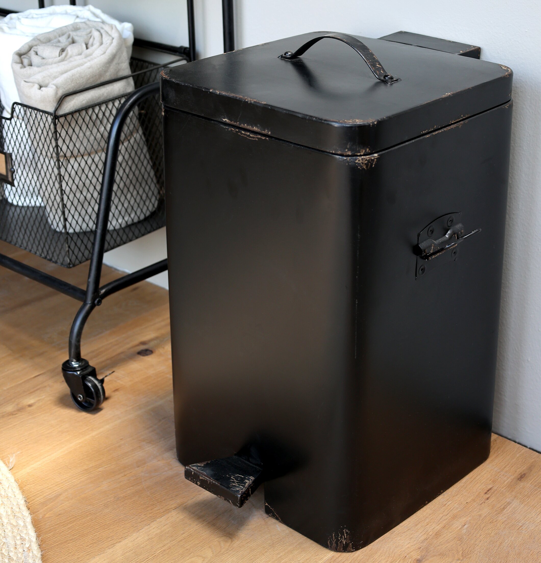 Pedalhink L Antiksvart från Chic Antique på ljust trägolv