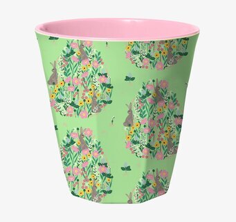 Bild av lekfull mugg med kanin- och blomsterdesign