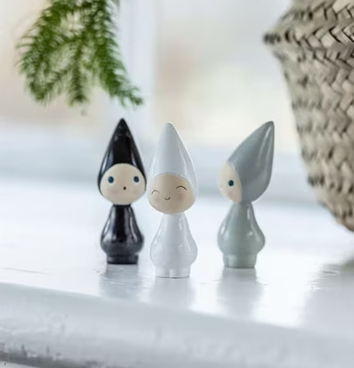 Peggy Fnittrande Vanilj från Nääsgränsgården på vit hylla