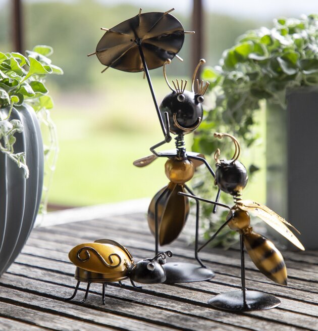 Bi Hamrad Plåt Guld från Different Design i naturlig miljö