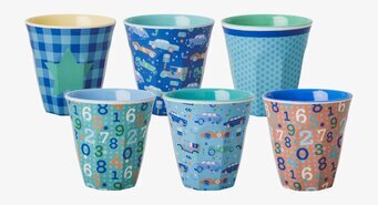 Bild av sex färgglada små muggar med lekfulla mönster