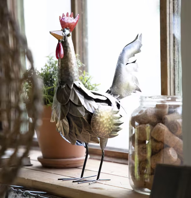 Tupp Ture Hamrad Plåt 38 Cm från Different Design på fönsterbräda