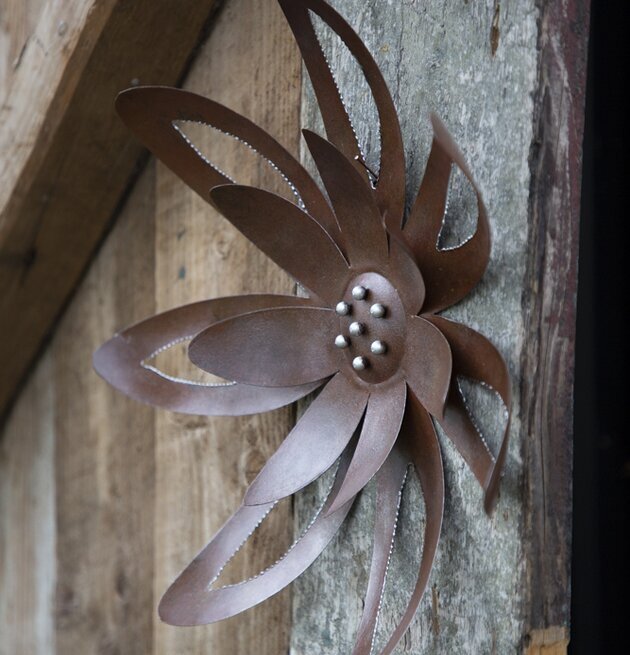 Blomma Hamrad Plåt från Different Design på trävägg