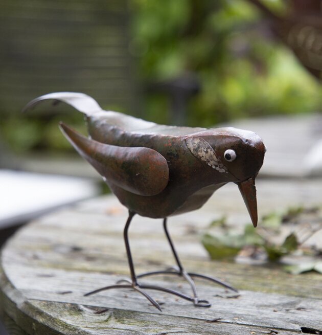 Fågel Hamrad Plåt Brun från Different Design på träbord