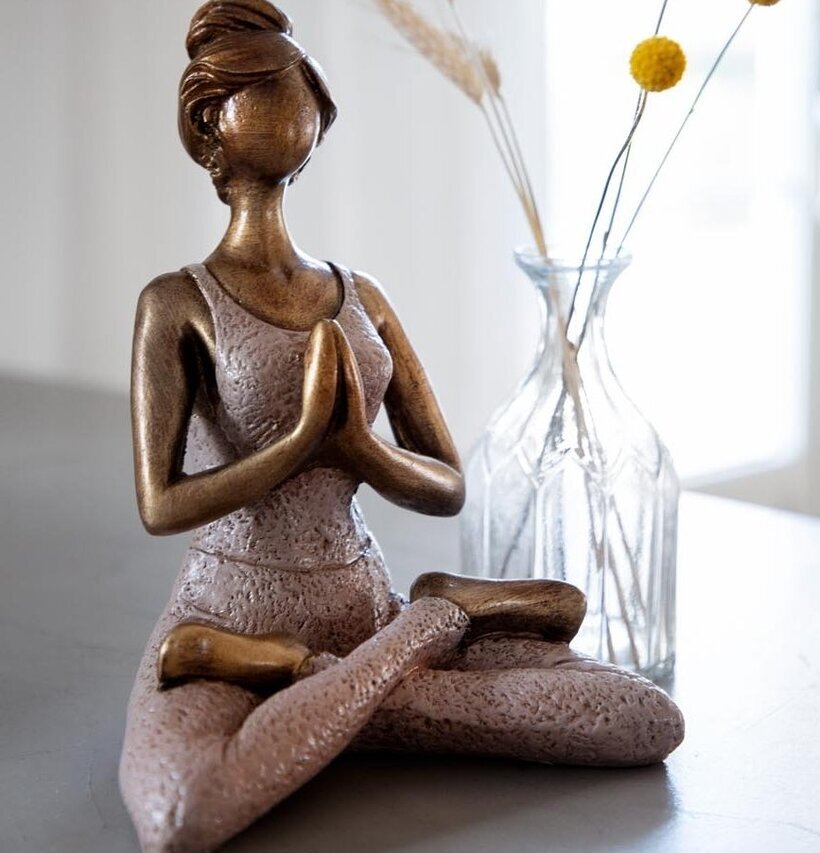 Yoga Kvinna Poly Rosa från Different Design i meditationspose