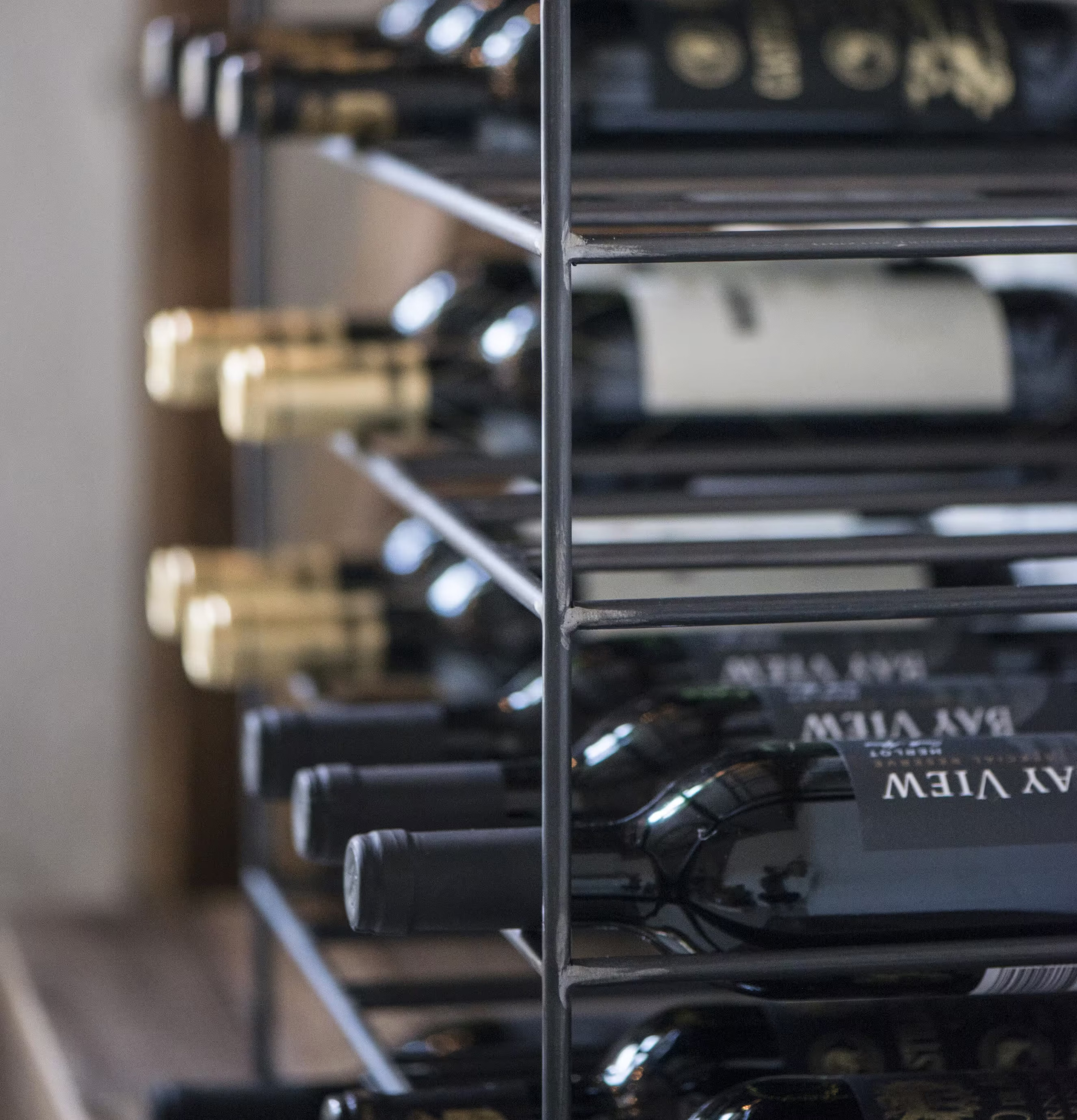 Vinställ Brooklyn 30 Flaskor från IB Laursen mot trävägg