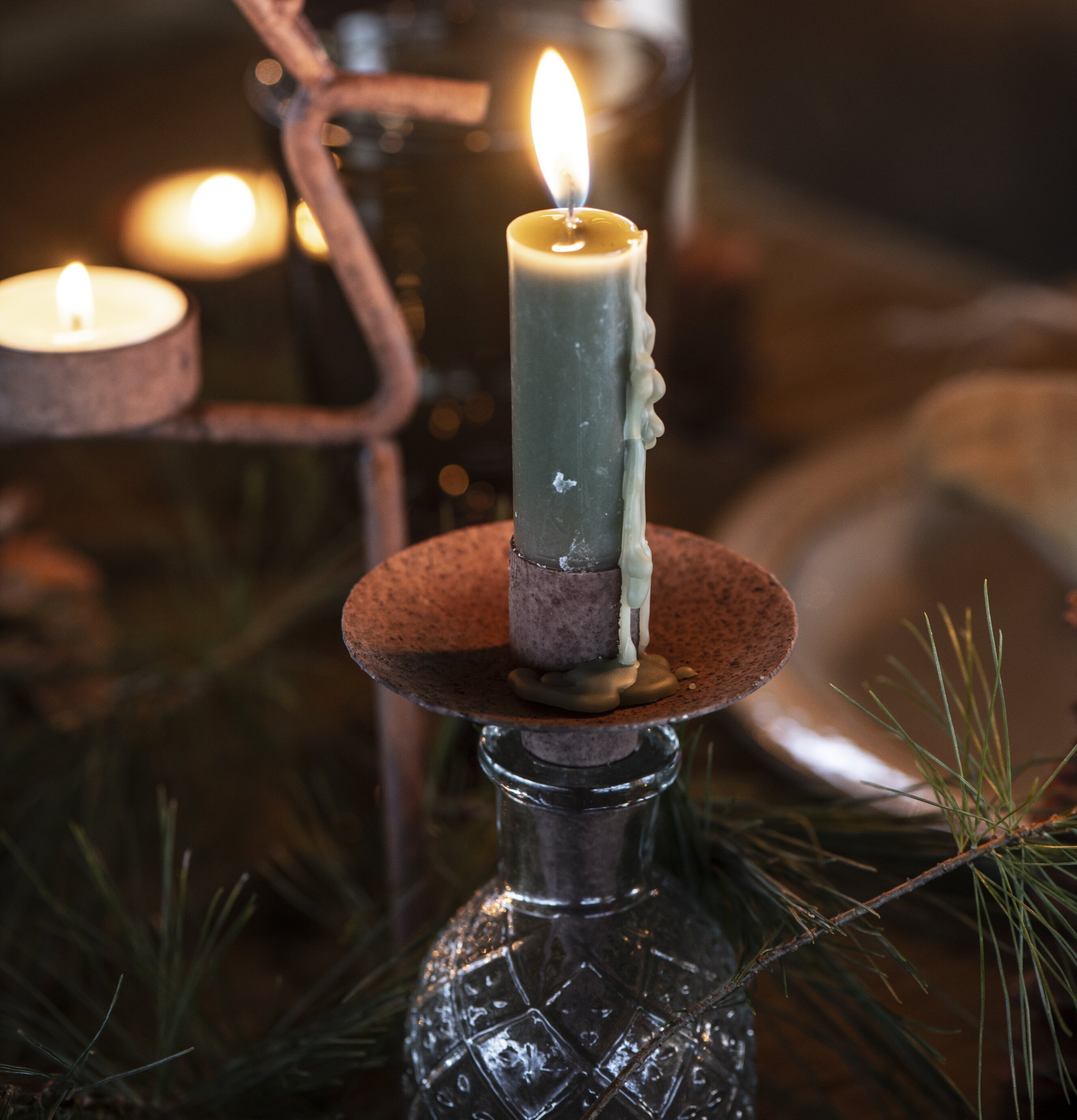 Stearinljus Kort Grå/Grön från IB Laursen på dekorerat bord