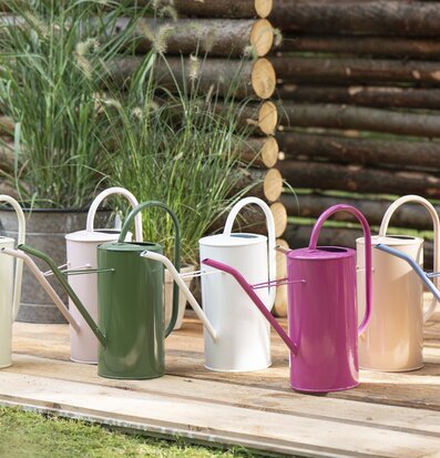 Vattenkanna Rosa 2.7 Liter från IB Laursen på träplanka